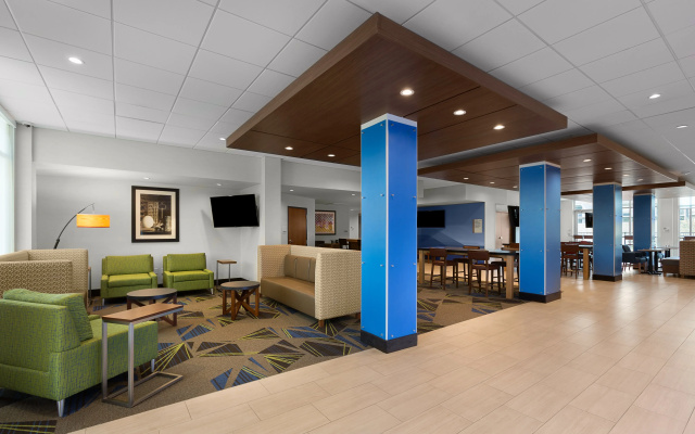 photo 2 of Holiday Inn Express Lake Park by IHG