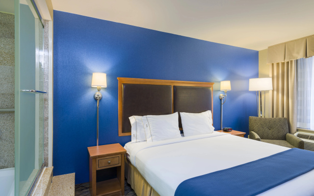 photo 2 of Holiday Inn Exp Chelsea