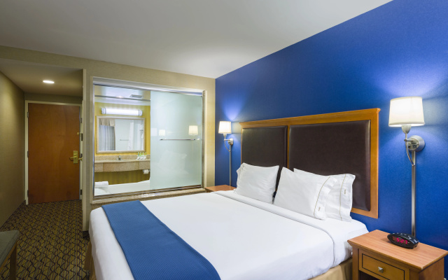 photo 4 of Holiday Inn Exp Chelsea