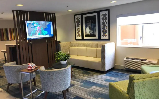 photo 2 of Holiday Inn Express Mt Vernon by IHG