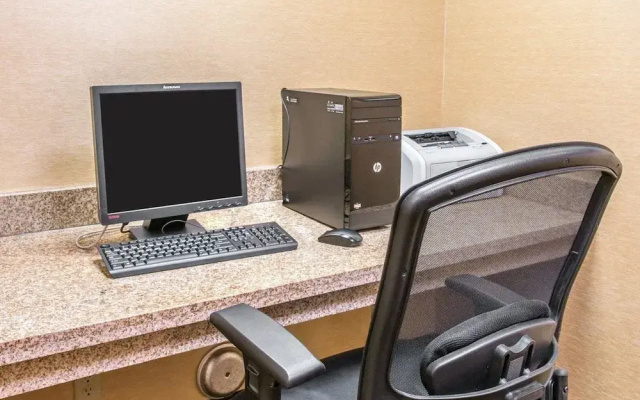 photo 2 of Holiday Inn Express Niles