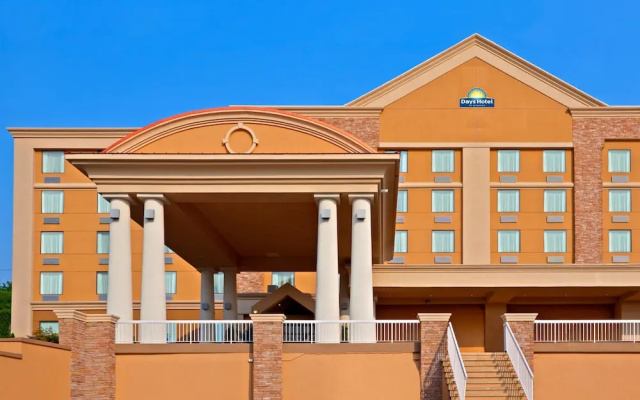 photo 3 of Days Hotel by Wyndham North Bergen /NYC Area