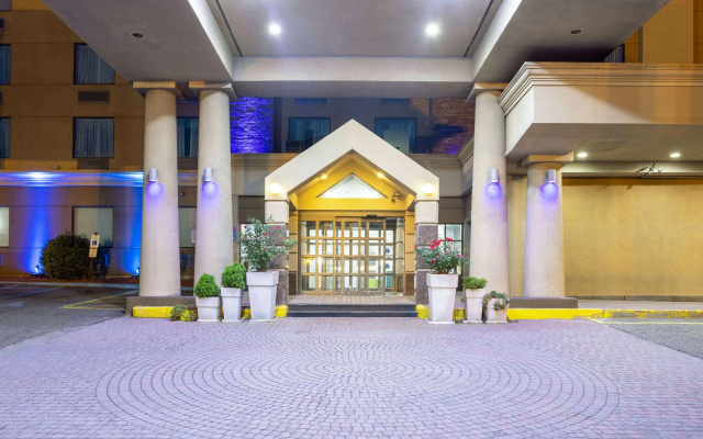 photo 2 of Days Hotel by Wyndham North Bergen NYC Area
