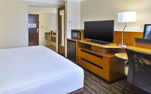 photo 3 of Holiday Inn Express Reston/herndon