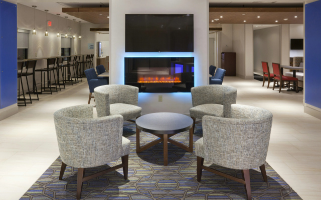 photo 2 of Holiday Inn Express Roseville-St. Paul by IHG