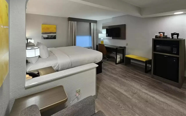 photo 3 of Comfort Inn & Suites Saint Louis Lafayette Square