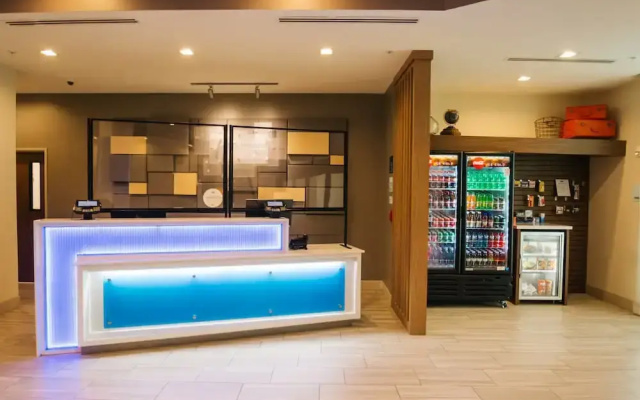 photo 2 of Holiday Inn Express and Suites Birmingham - Homewood, an IHG