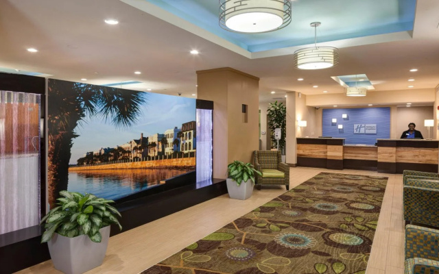 photo 2 of Holiday Inn Express & Suites Charleston Dwtn - Westedge by IHG