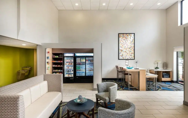 photo 2 of Holiday Inn Express & Suites Charlotte Arpt-belmont
