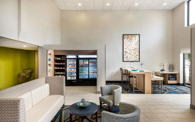 photo 2 of Holiday Inn Express & Suites Charlotte Arpt-Belmont