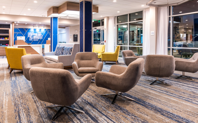 photo 2 of Holiday Inn Express & Suites Charlottesville - Mon