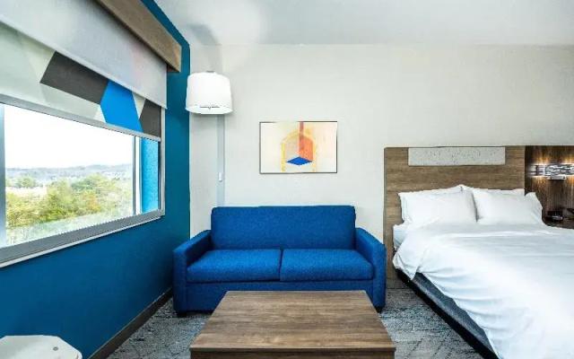 photo 2 of Holiday Inn Express & Suites Charlottesville - Mon