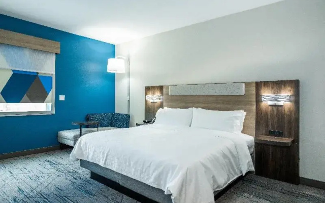 photo 4 of Holiday Inn Express & Suites Charlottesville - Mon