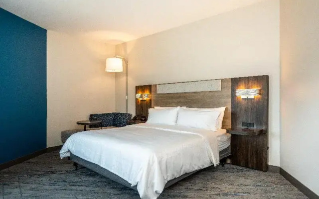 photo 5 of Holiday Inn Express & Suites Charlottesville - Mon