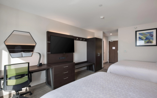 photo 4 of Holiday Inn Express & Suites Chicago - Hoffman Estates