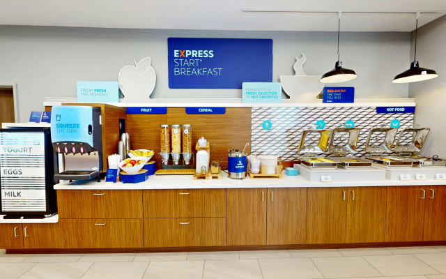 photo 5 of Holiday Inn Express & Suites Chicago Schaumburg by IHG