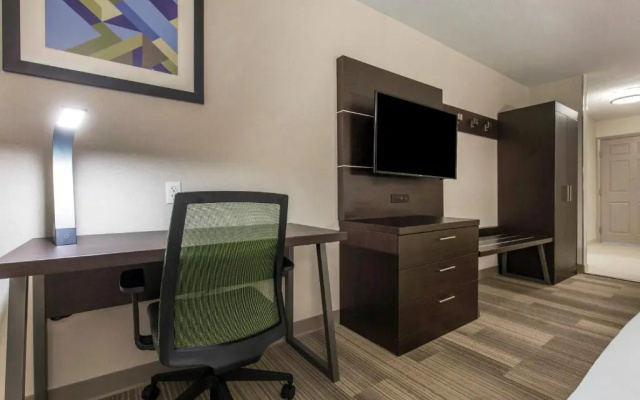 photo 3 of Holiday Inn Express & Suites Chicago West - St Charles by IHG