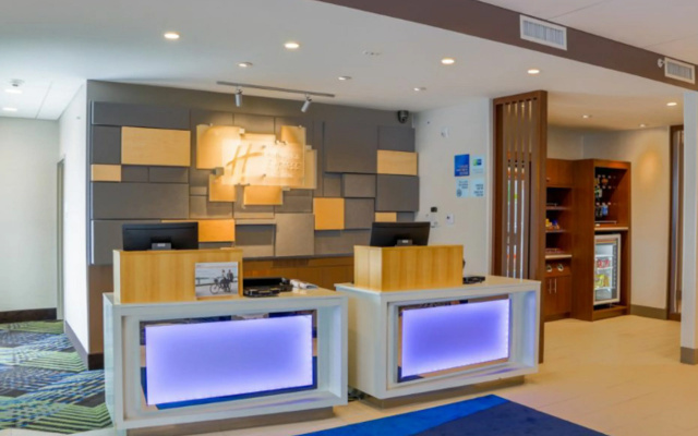 photo 5 of Holiday Inn Express & Suites Detroit North - Roseville by IHG