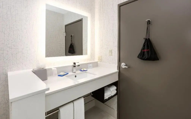 photo 4 of Holiday Inn Express & Suites Farmers Branch