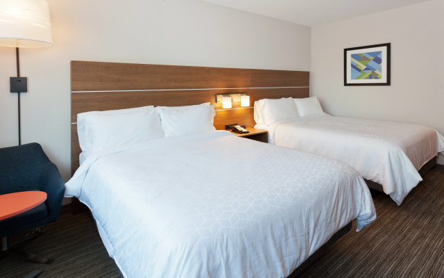 photo 3 of Holiday Inn Express & Suites Fayetteville by IHG