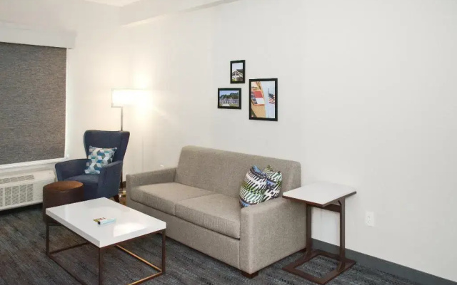 photo 2 of Holiday Inn Express & Suites Fayetteville-Ft. Bragg
