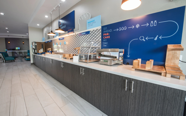 photo 2 of Holiday Inn Express & Suites Houston - Hobby Airport Area by IHG