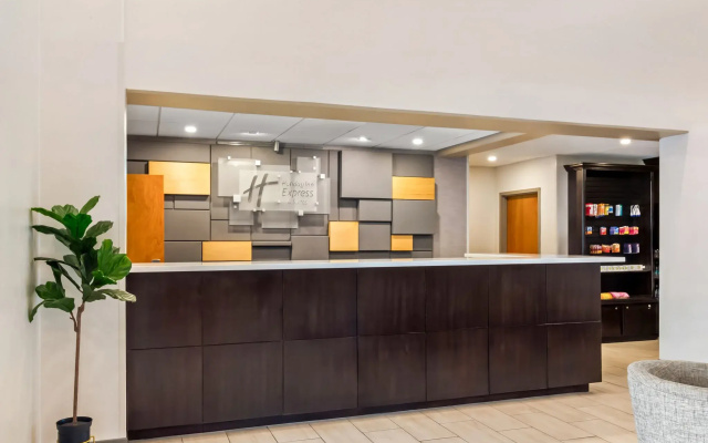 photo 2 of Holiday Inn Express & Suites Jacksonville SE- Med Ctr Area by IHG