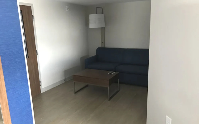 photo 4 of Holiday Inn Express & Suites Miami Airport East, an IHG Hotel