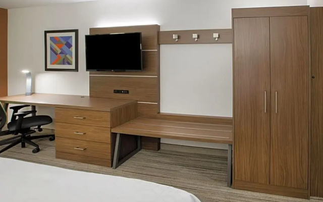 photo 4 of Holiday Inn Express & Suites MILAN – SANDUSKY AREA by IHG