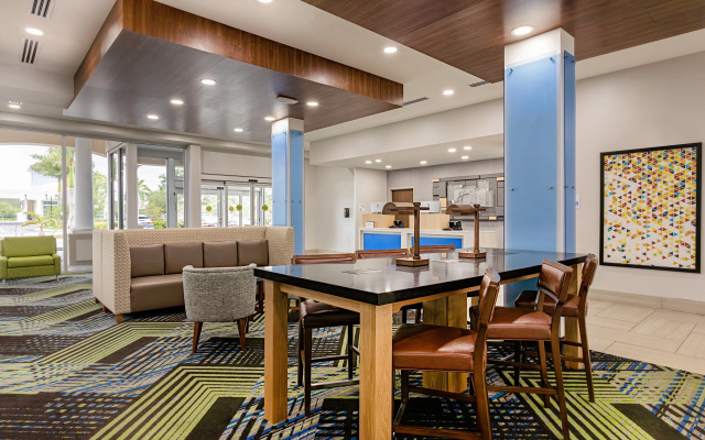 photo 2 of Holiday Inn Express & Suites Miramar