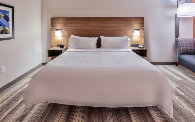 photo 5 of Holiday Inn Express & Suites Nashville Metrocenter Downtown by IHG
