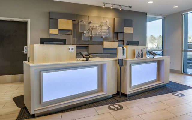 photo 2 of Holiday Inn Express & Suites Phoenix Dwtn - State Capitol by IHG
