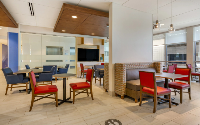 photo 3 of Holiday Inn Express & Suites Phoenix Dwtn - State Capitol by IHG
