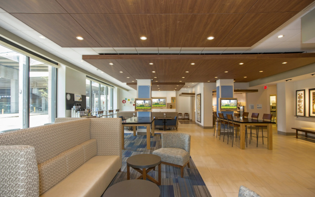 photo 2 of Holiday Inn Express & Suites Pittsburgh North Shore by IHG