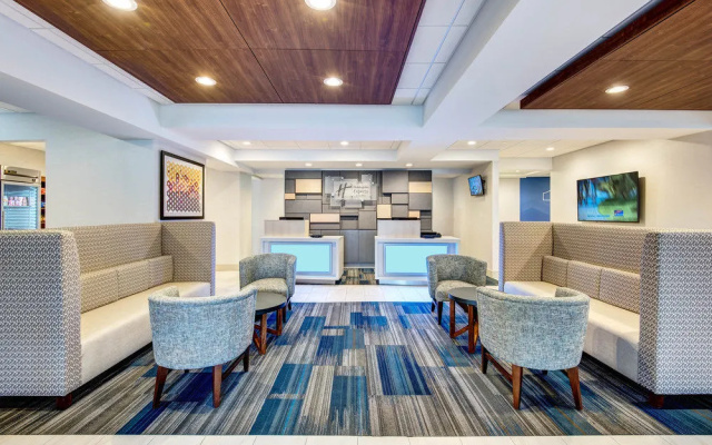 photo 2 of Holiday Inn Express & Suites Woodbridge