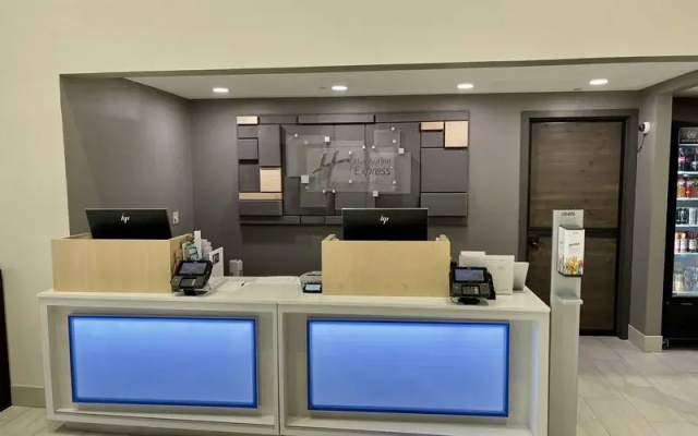 photo 3 of Holiday Inn Express Sulphur