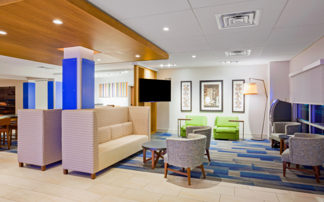 photo 2 of Holiday Inn Express & Suites Des Moines Downtown by IHG