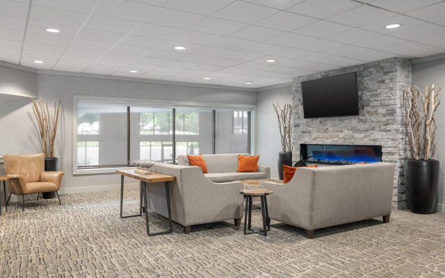 photo 3 of Holiday Inn Hotel And Suites Des Moines North
