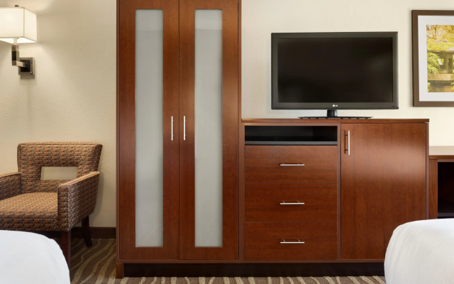 photo 4 of Holiday Inn Hotel And Suites Des Moines North