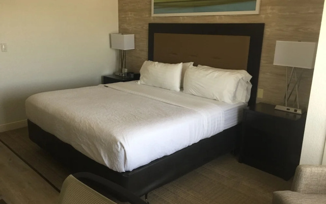 photo 3 of Holiday Inn & Suites Bloomington-Airport