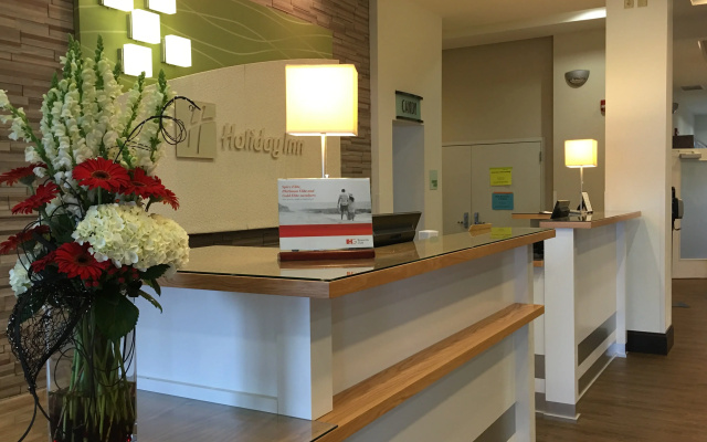photo 2 of Holiday Inn & Suites Bloomington-Airport