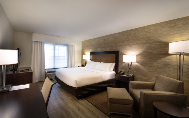 photo 3 of Holiday Inn & Suites Bloomington-Airport