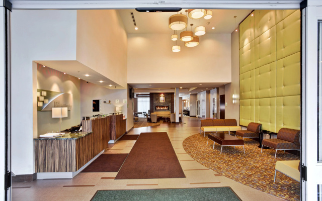 photo 2 of Holiday Inn Hotel & Suites Detroit Metro Airport