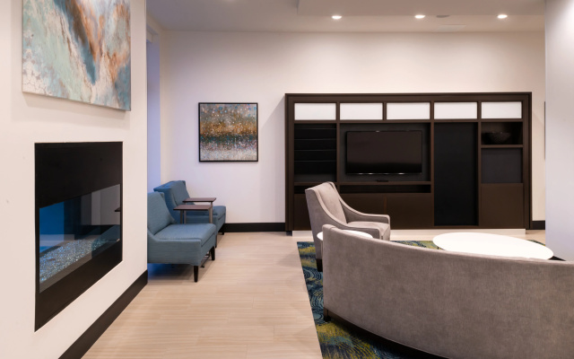 photo 4 of Holiday Inn & Suites Farmington Hills - Detroit NW by IHG
