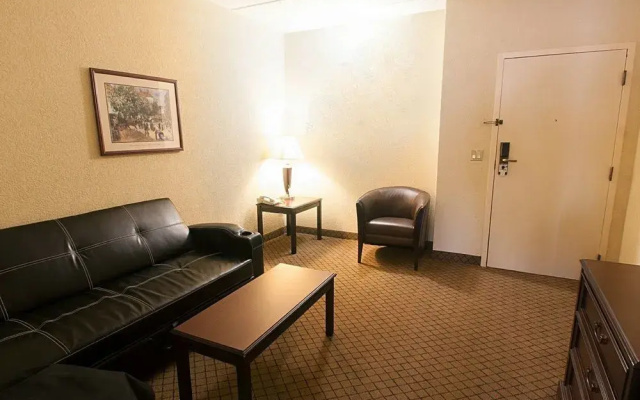 photo 4 of Holiday Inn Hotel & Suites Huntington-Civic Arena