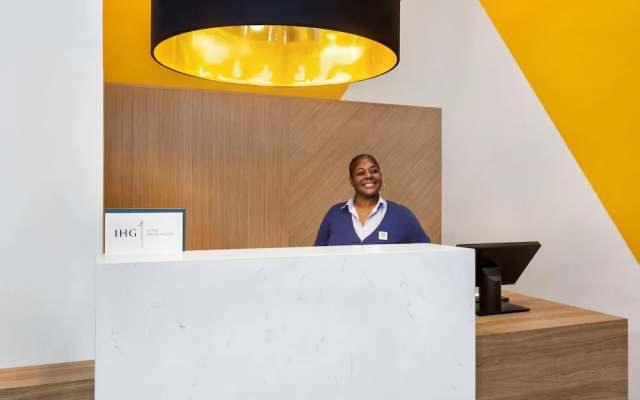 photo 2 of Holiday Inn Long Island City - LaGuardia West