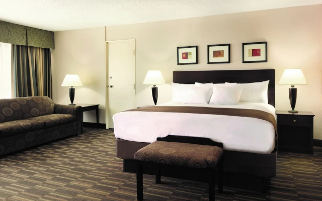 photo 3 of Holiday Inn Louisville-north (clarksville)