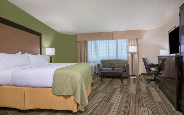 photo 3 of Holiday Inn New Orleans West Bank Tower by IHG