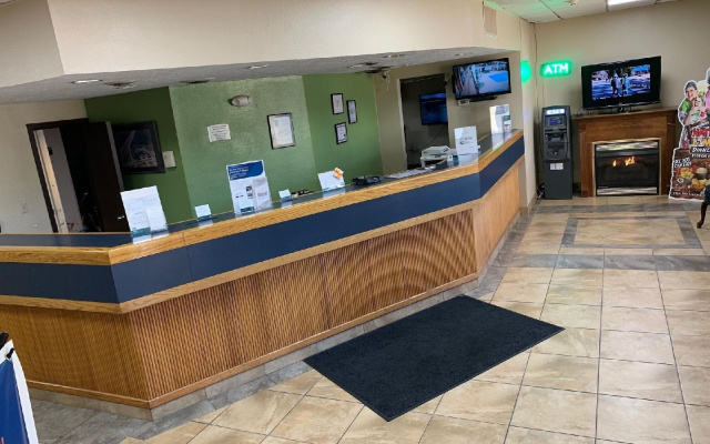 photo 2 of Holiday Inn Newport-I-40 Exit 435