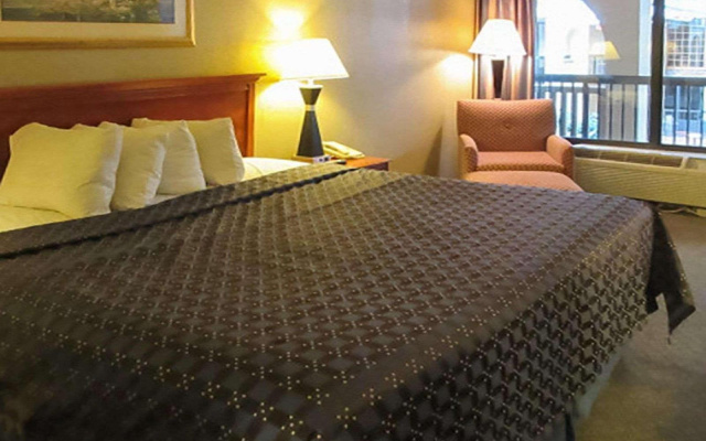 photo 3 of Holiday Inn Newport-I-40 Exit 435